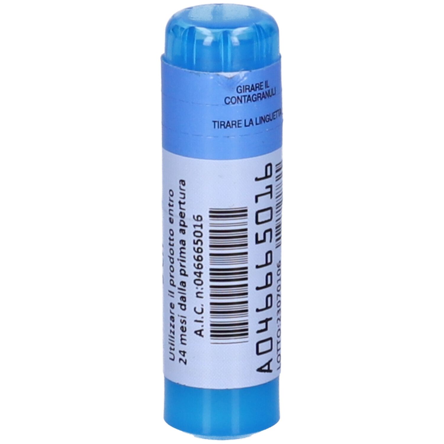 Contenitore blu con etichetta bianca. Scritta: A04665016, A.I.C. n:046665016. Istruzioni.