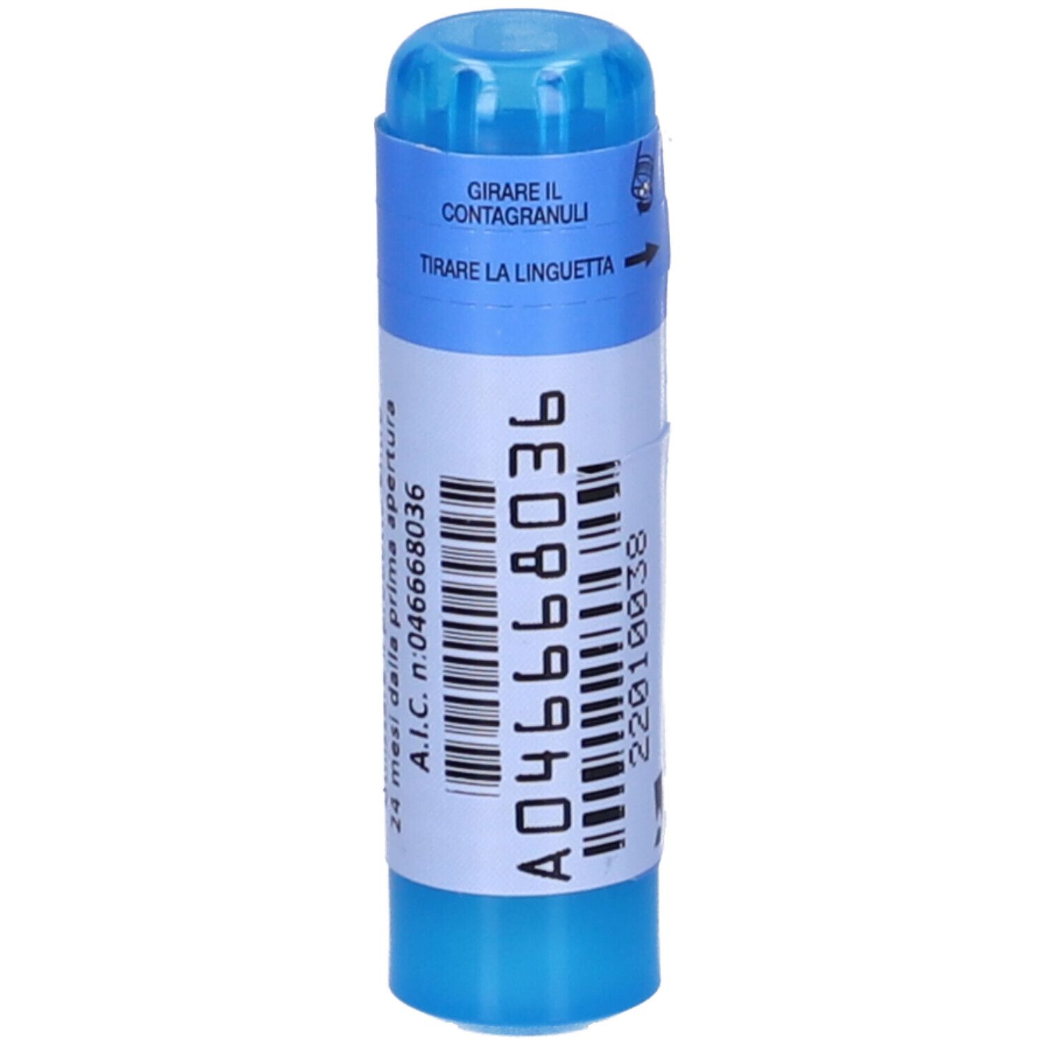 Contenitore cilindrico blu. Etichetta bianca con testo e codice a barre. Testo: A04668036, 22010038.