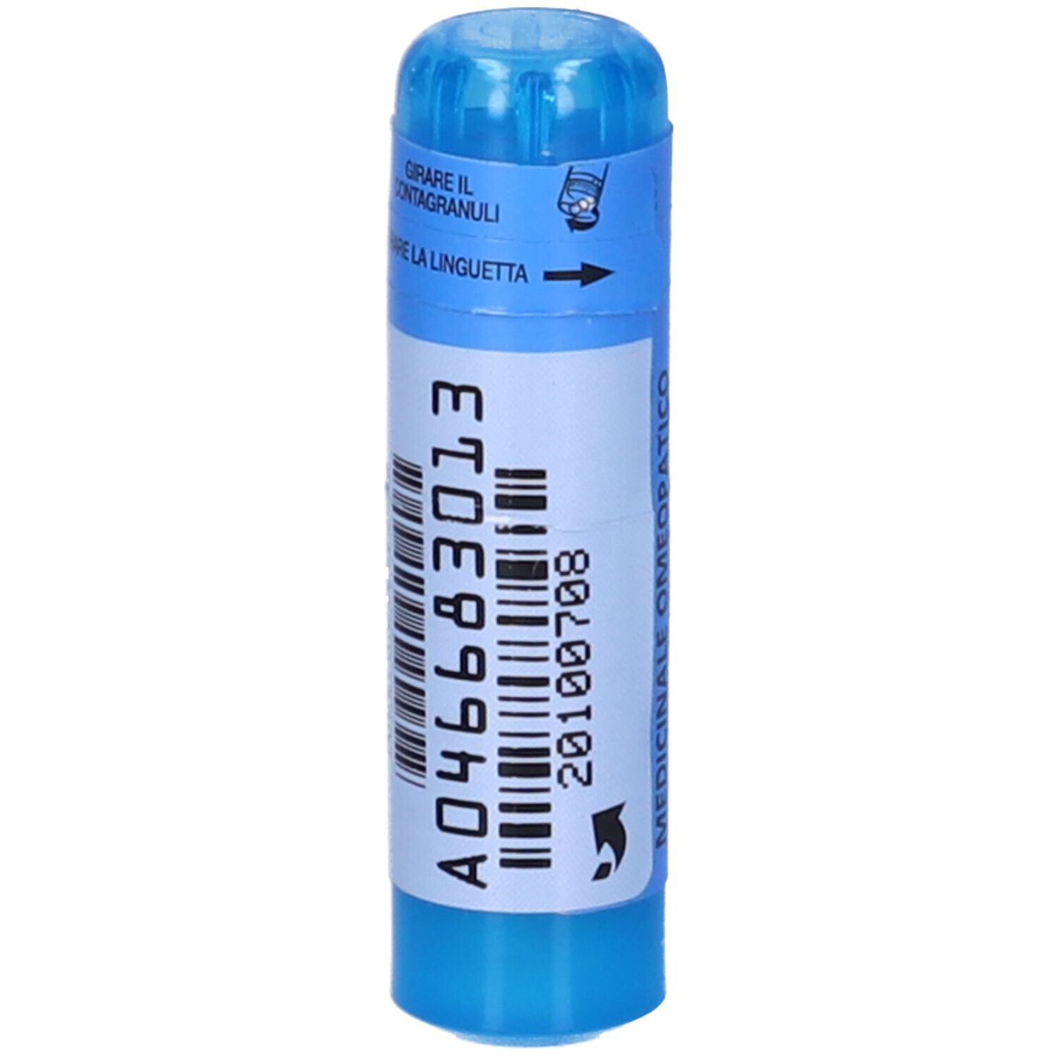 Contenitore cilindrico blu con codice a barre ed etichetta bianca. Scritta: A046683013, 20100708, MEDICINALE OMEOPATICO.