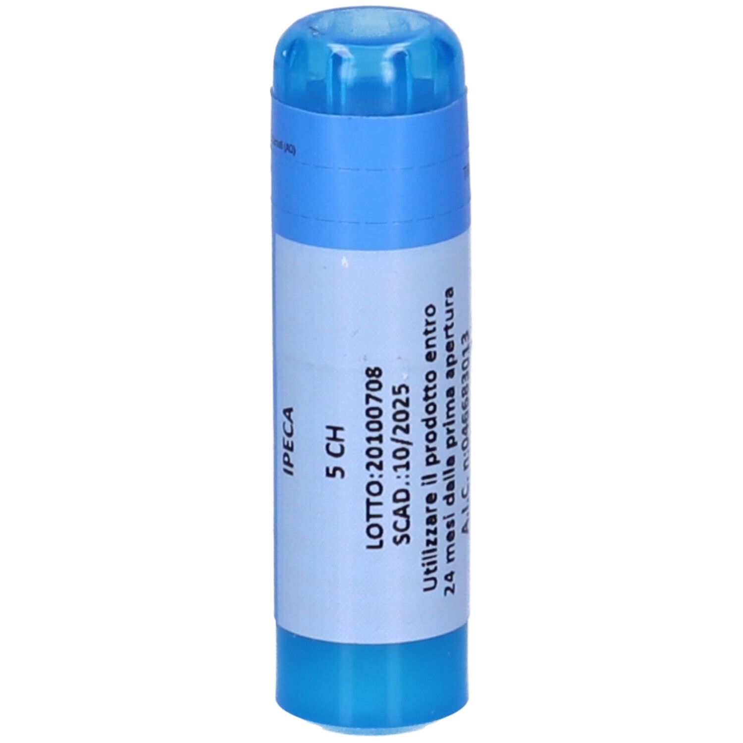 Contenitore cilindrico blu con etichetta bianca. Scritta: IPECA 5 CH, numero di lotto, data di scadenza e istruzioni per l'uso.