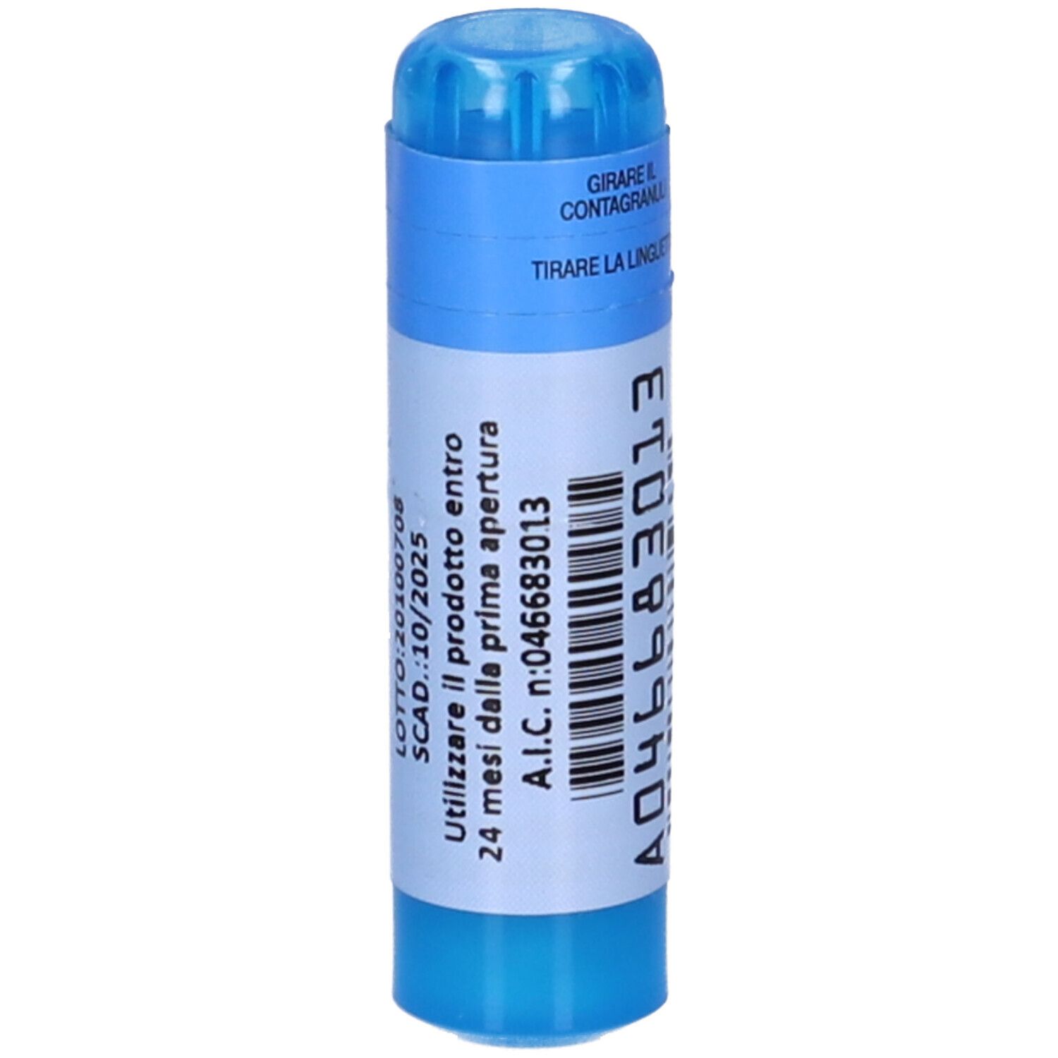 Contenitore cilindrico blu con codice a barre ed etichetta bianca. Scritta: A046683013, numero di lotto, data di scadenza e istruzioni per l'uso.