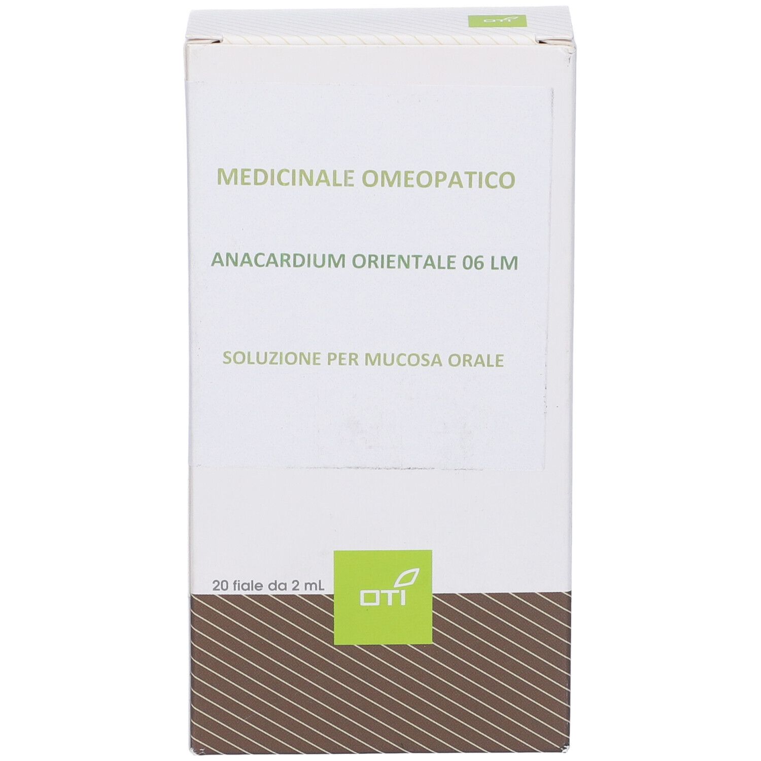 Confezione bianca con nome del prodotto e logo. Testo: Medicinale Omeopatico, Anacardium Orientale 06 LM, Soluzione per mucosa orale. 20 Fiale.
