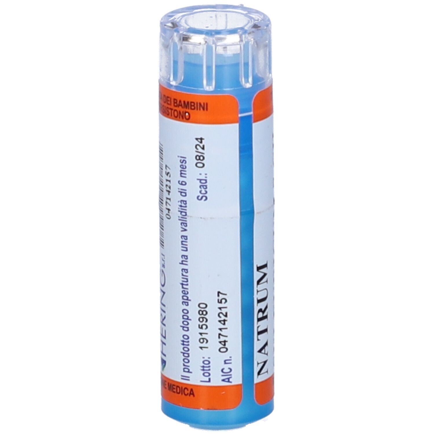 Flacone cilindrico blu con etichetta bianca e arancione. Scritta: Natrum. Data di scadenza stampata: 08/24. Coperchio trasparente.