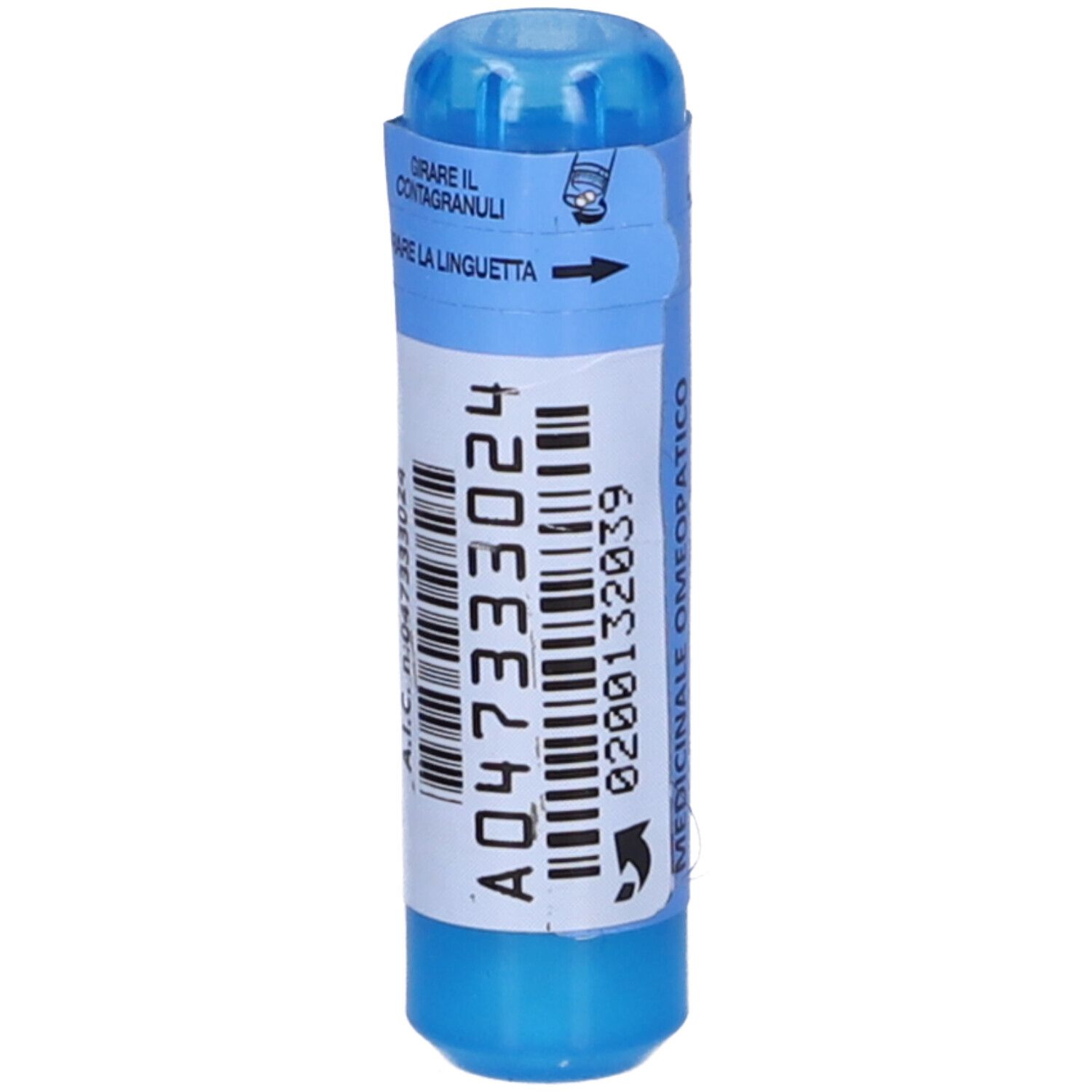 Confezione cilindrica blu e bianca. Codice a barre e numero A.I.C. Scritta: MEDICINALE OMEOPATICO, Granuli. Istruzioni.