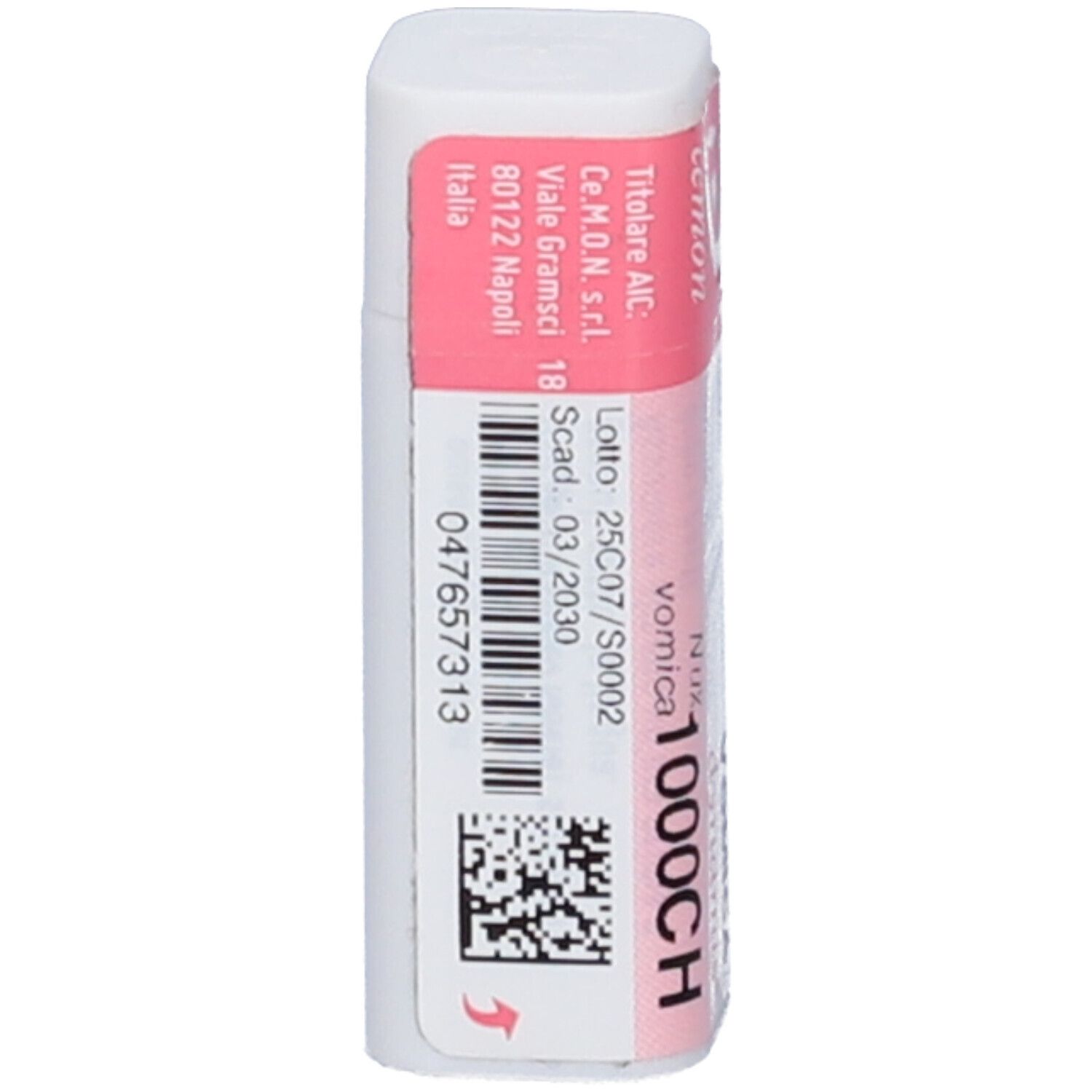 Contenitore bianco con etichetta rosa. Codice a barre e testo: Nux Vomica 1000CH. Indirizzo e scadenza.