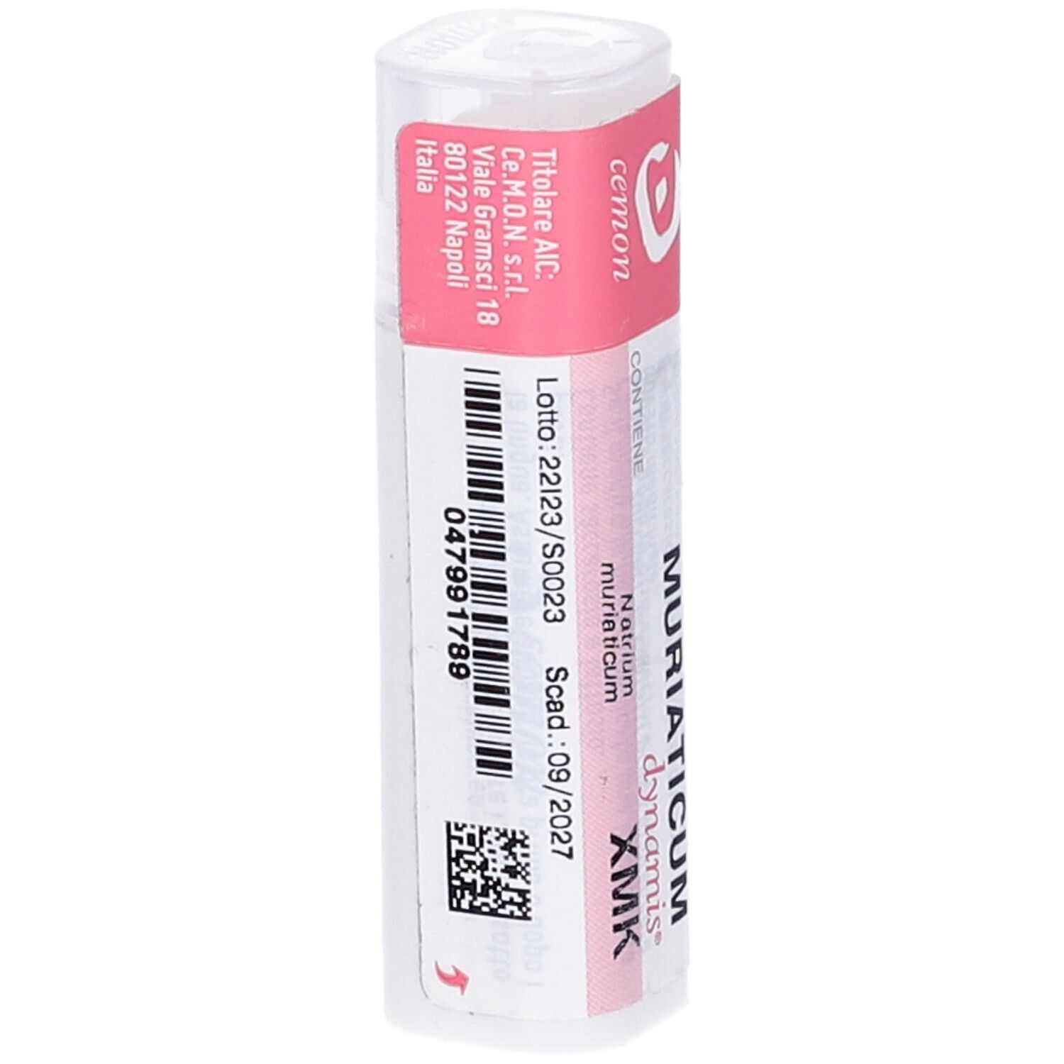 Confezione cilindrica con etichetta rosa. Scritta: Natrium Muriaticum, dynamis, XMK. Codice a barre e scadenza.