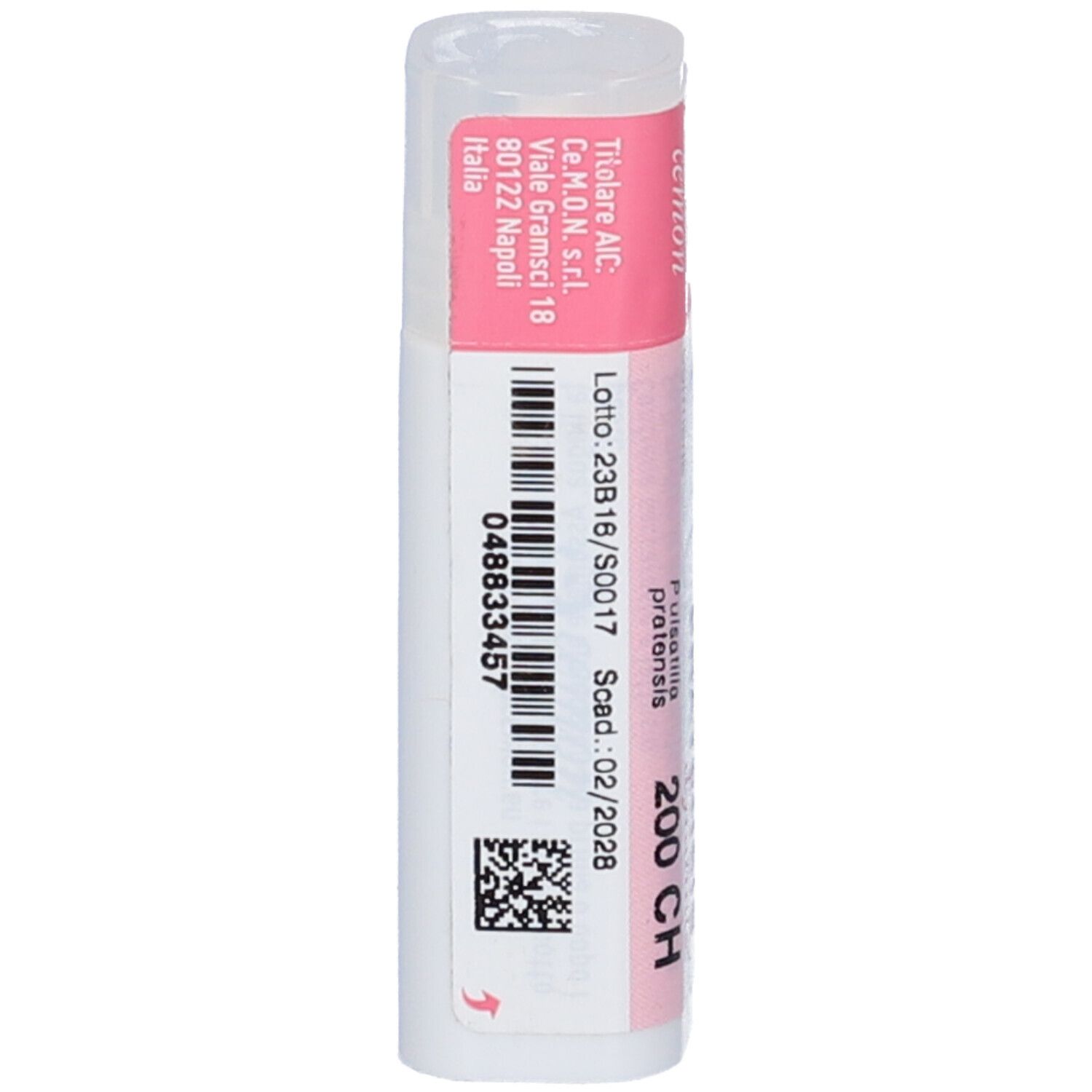 Flacone cilindrico con etichetta rosa e bianca. Codice a barre e testo. Scritta: Pulsatilla Pratensis 200 CH. Marchio: cemon.