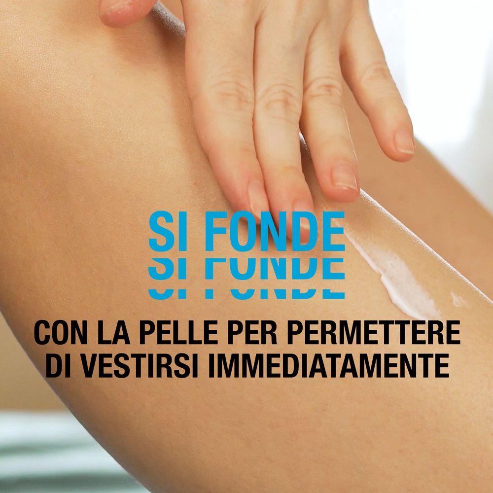 Una mano applica una lozione corpo leggera sulla pelle.