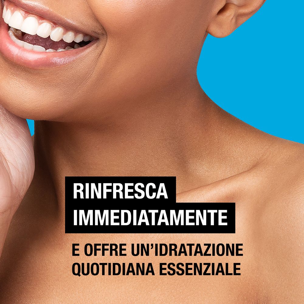 Primo piano di un viso sorridente e del collo idratato.