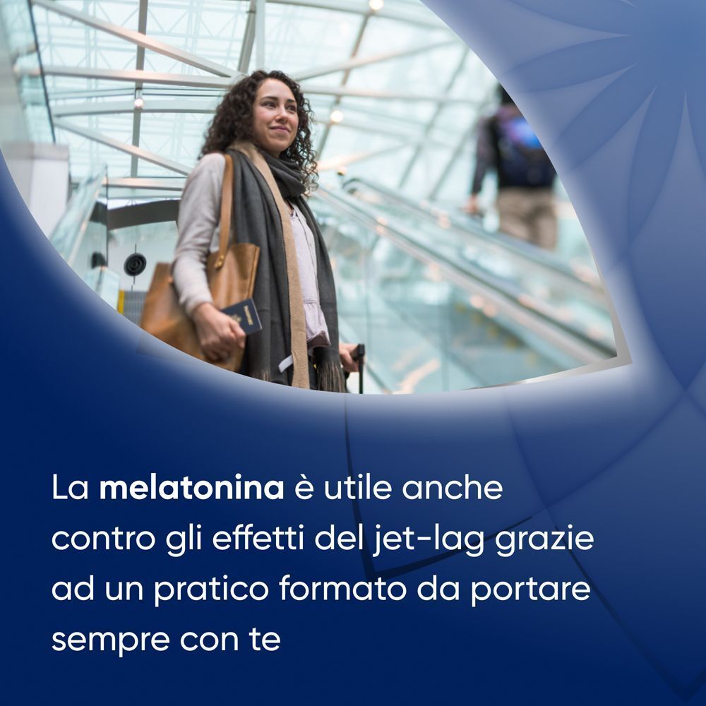 Donna in viaggio. La melatonina aiuta contro il jet-lag e favorisce l'addormentamento.