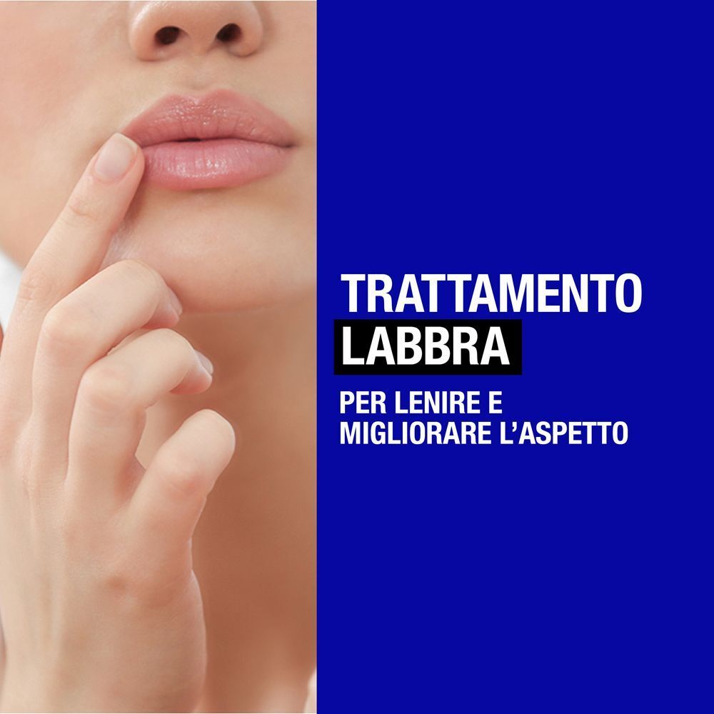 Primo piano di una persona che applica un balsamo labbra Neutrogena.