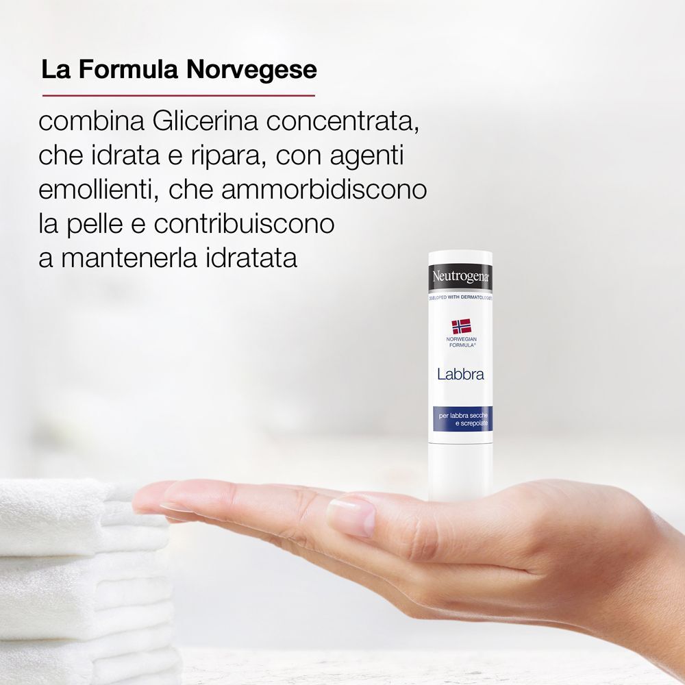 Una mano tiene uno stick balsamo labbra Neutrogena, parte della Formula Norvegese.