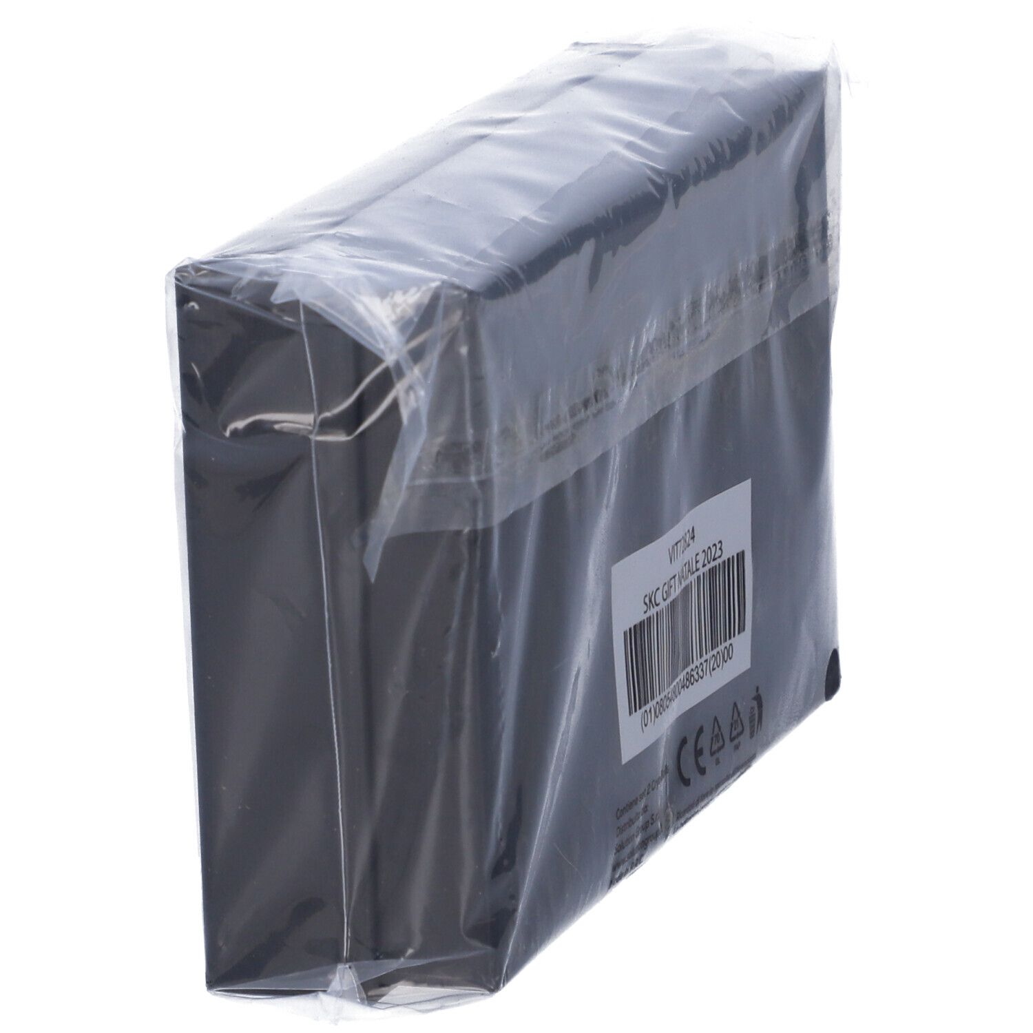 Confezione rettangolare nera in pellicola trasparente. Adesivo con codice a barre e testo.