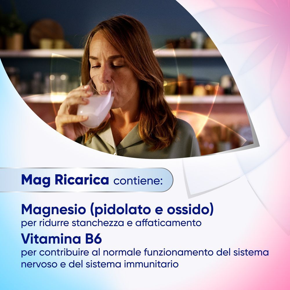 Donna che beve un bicchiere con polvere Mag Refill. Contiene magnesio e Vitamina B6.