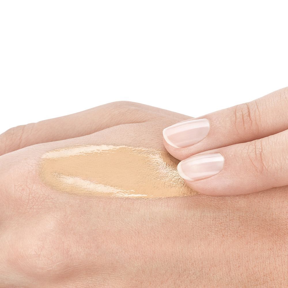 Mano con fondotinta applicato.