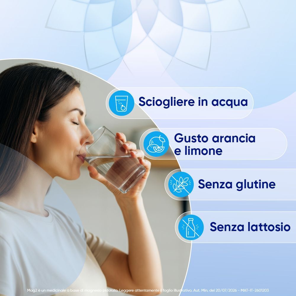 Donna beve un bicchiere d'acqua, gusto arancia e limone, senza glutine e lattosio.