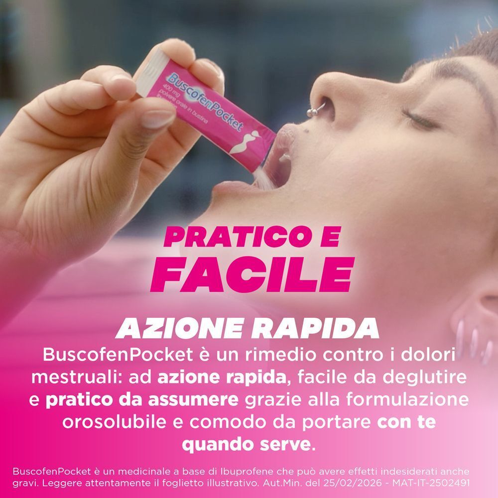 Donna assume una bustina BuscofenPocket. Assunzione rapida e facile di ibuprofene in polvere senza acqua.