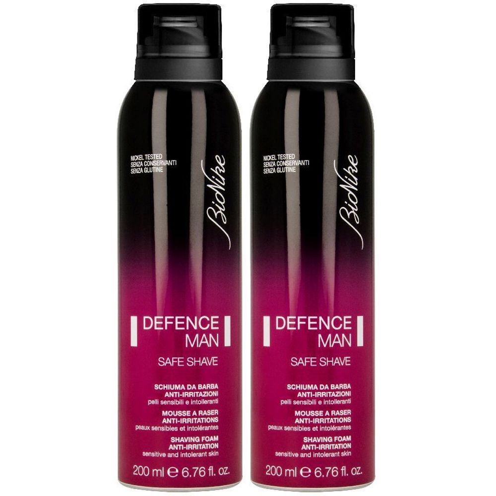 Due bombolette spray nere e viola con scritta "DEFENCE MAN SAFE SHAVE". Testo in italiano e inglese. Marchio BioNike.