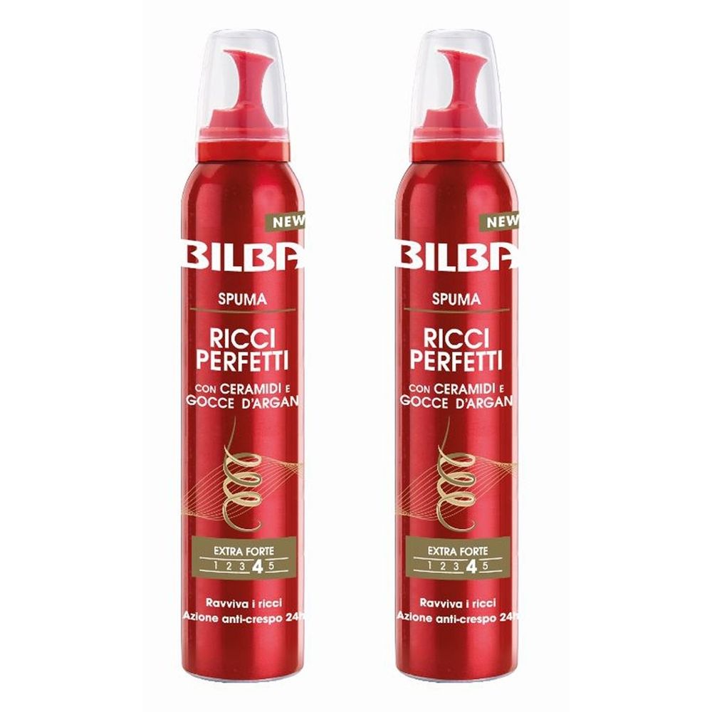 Due flaconi rossi di spuma per capelli. Scritta: BILBA, SPUMA, RICCI PERFETTI, con Ceramidi e Gocce d'Argan. Extra forte. Con erogatore rosso.