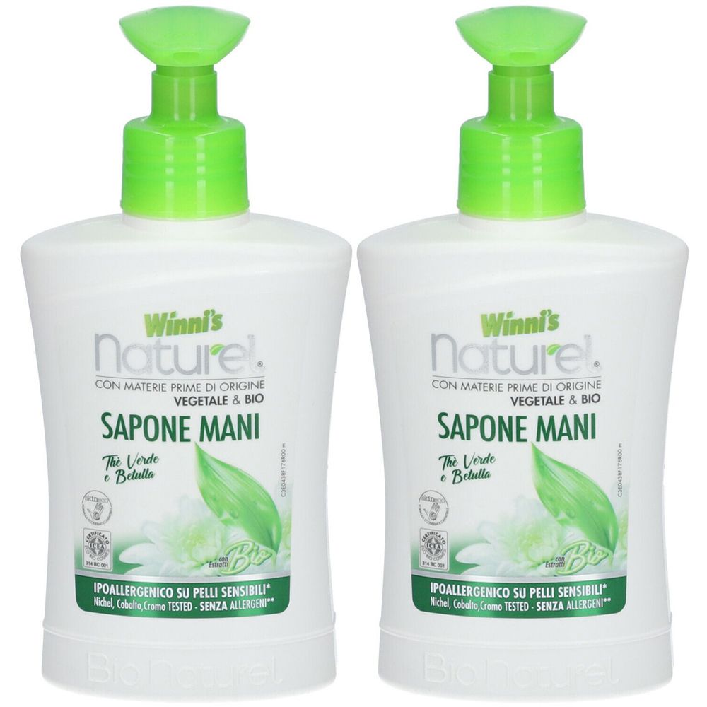 Due dispenser di sapone bianco con erogatori verdi. Scritta: Winni's Naturel, Sapone Mani, The Verde e Betulla.