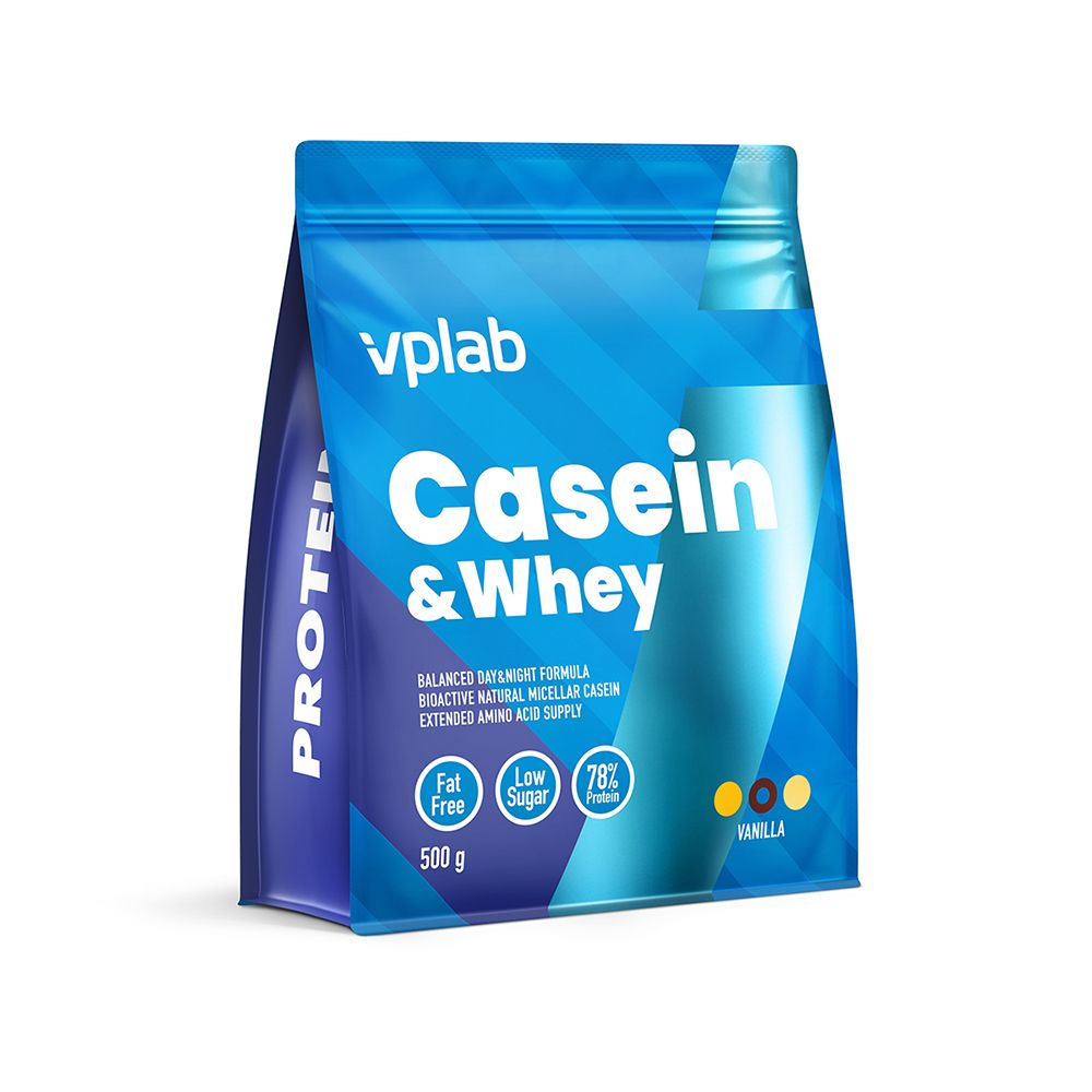 Busta blu Casein & Whey. Logo Vplab. Contiene 500g. Scritte: Fat Free, Low Sugar, 78% Protein. Gusto vaniglia.