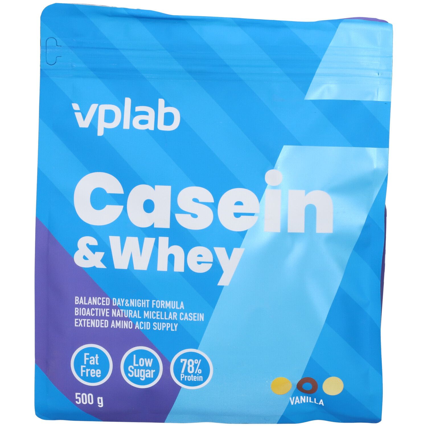 Busta blu Casein & Whey. Logo Vplab. Contiene 500g. Scritte: Fat Free, Low Sugar, 78% Protein. Gusto vaniglia.