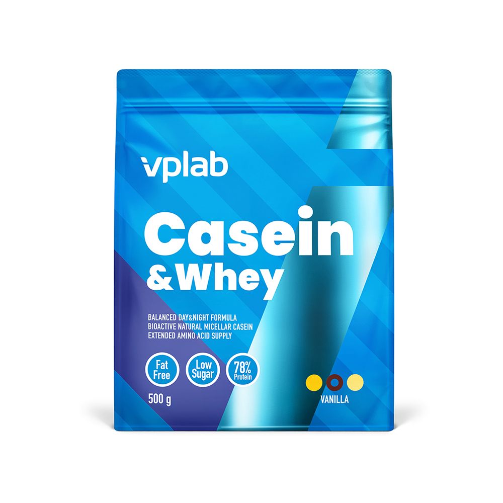Busta blu Casein & Whey. Logo Vplab. Contiene 500g. Scritte: Fat Free, Low Sugar, 78% Protein. Gusto vaniglia.