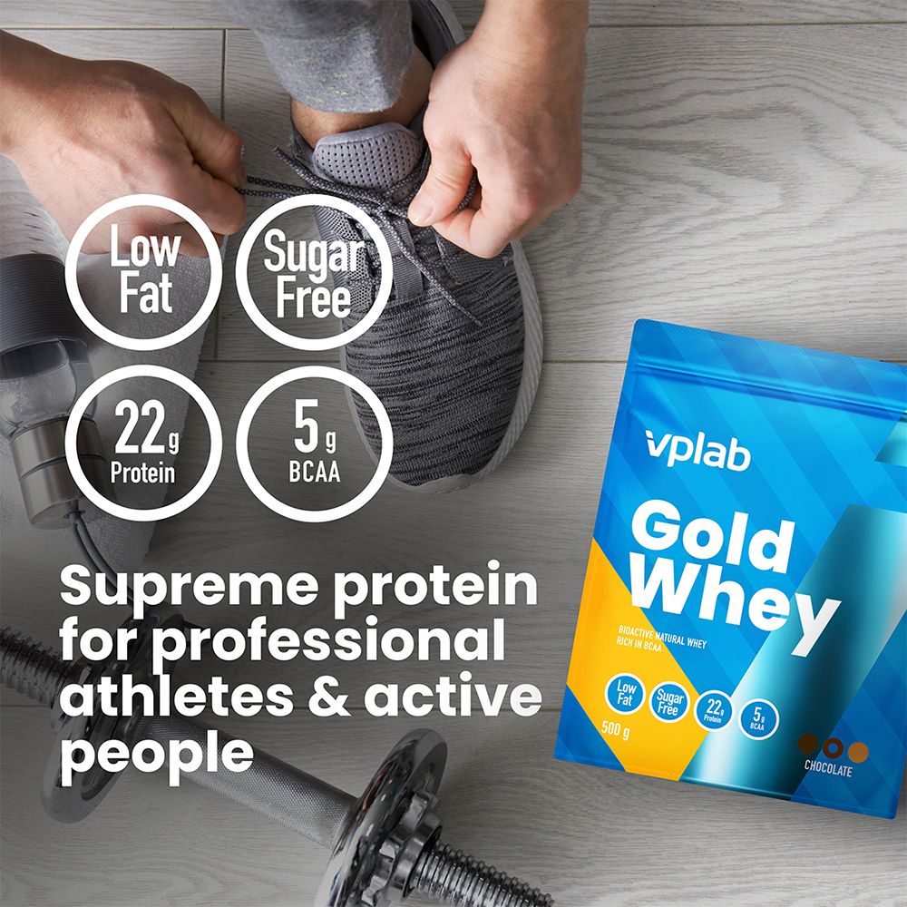 Testo: 'Supreme Protein'. Confezione 'Gold Whey', cerchi con info: grassi, zuccheri, proteine, BCAA. Manubrio sullo sfondo.