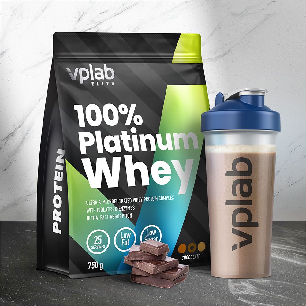 Confezione Vplab Elite 100% Platinum Whey, shaker e pezzi di cioccolato. Nomi e caratteristiche del prodotto visibili.