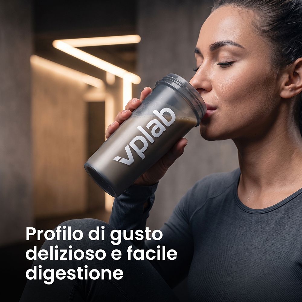 Uomo beve da uno shaker Vplab con contenuto marrone.