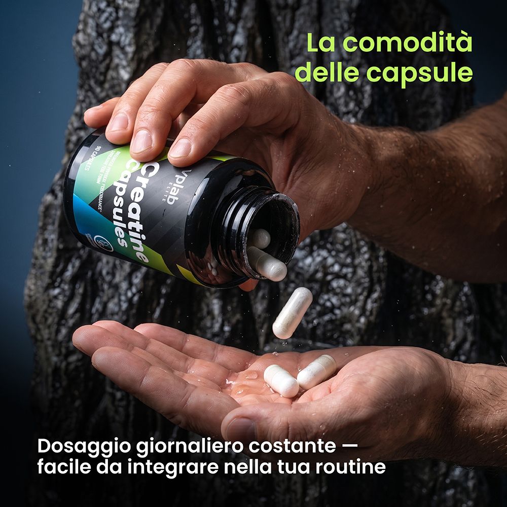 Capsule di creatina VPLAB versate da una bottiglia in una mano.