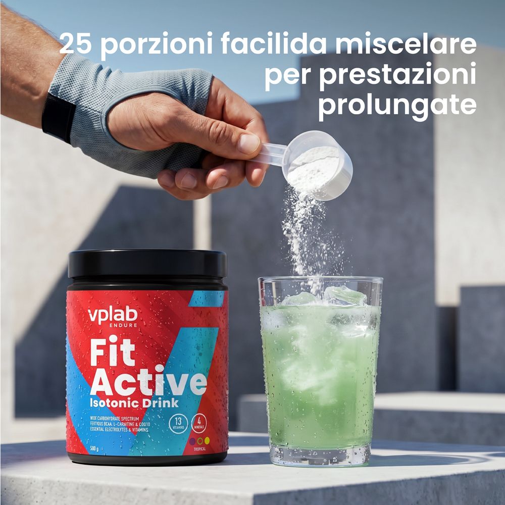 Polvere Vplab Fit Active Isotonic Drink aggiunta in un bicchiere con acqua ghiacciata. Barattolo e bicchiere su un tavolo.