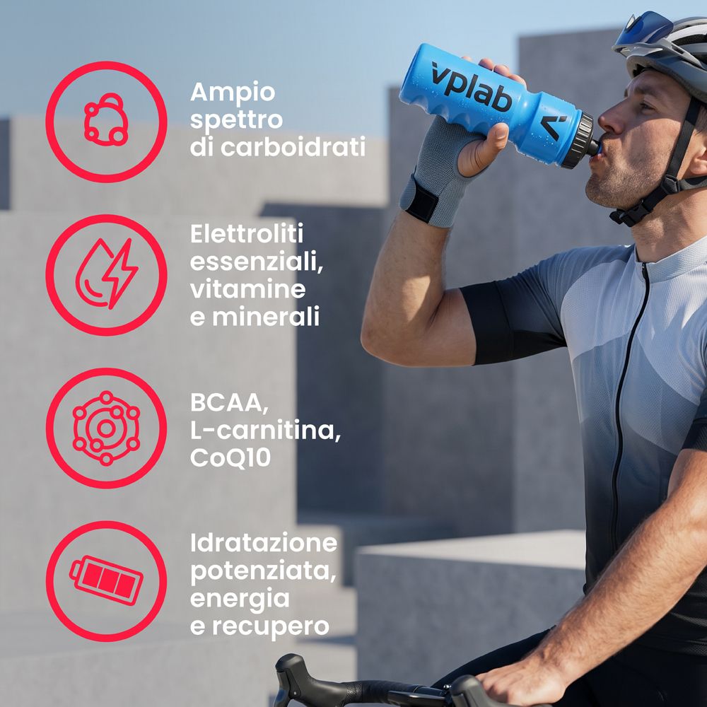 Borracciola Vplab blu, bevuta da un ciclista. Icone mostrano carboidrati, elettroliti, vitamine, minerali, BCAA, L-carnitina, CoQ10.