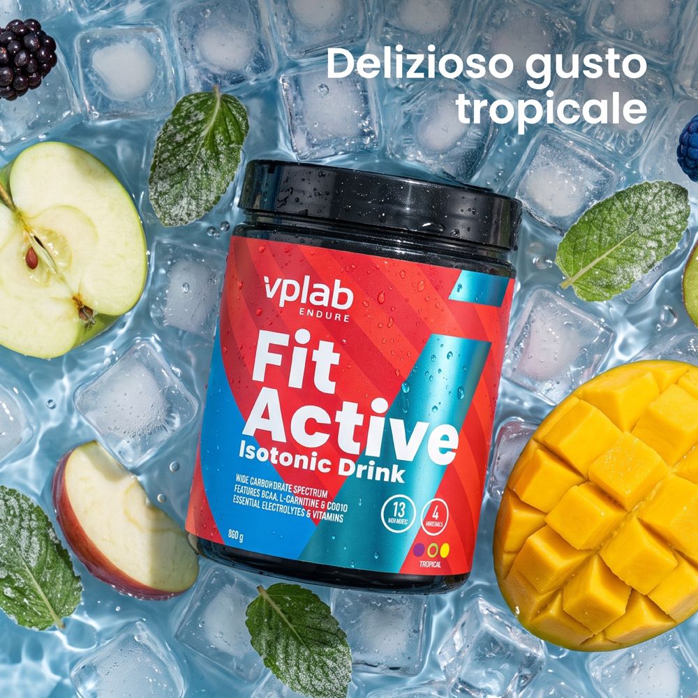 Vplab Fit Active Isotonic Drink in polvere in barattolo rosso. Con pezzi di mela, mango e menta su cubetti di ghiaccio.