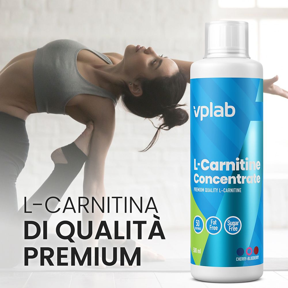 Una donna in abbigliamento sportivo esegue una posa yoga. Accanto, una bottiglia di concentrato L-Carnitina VPLAB.