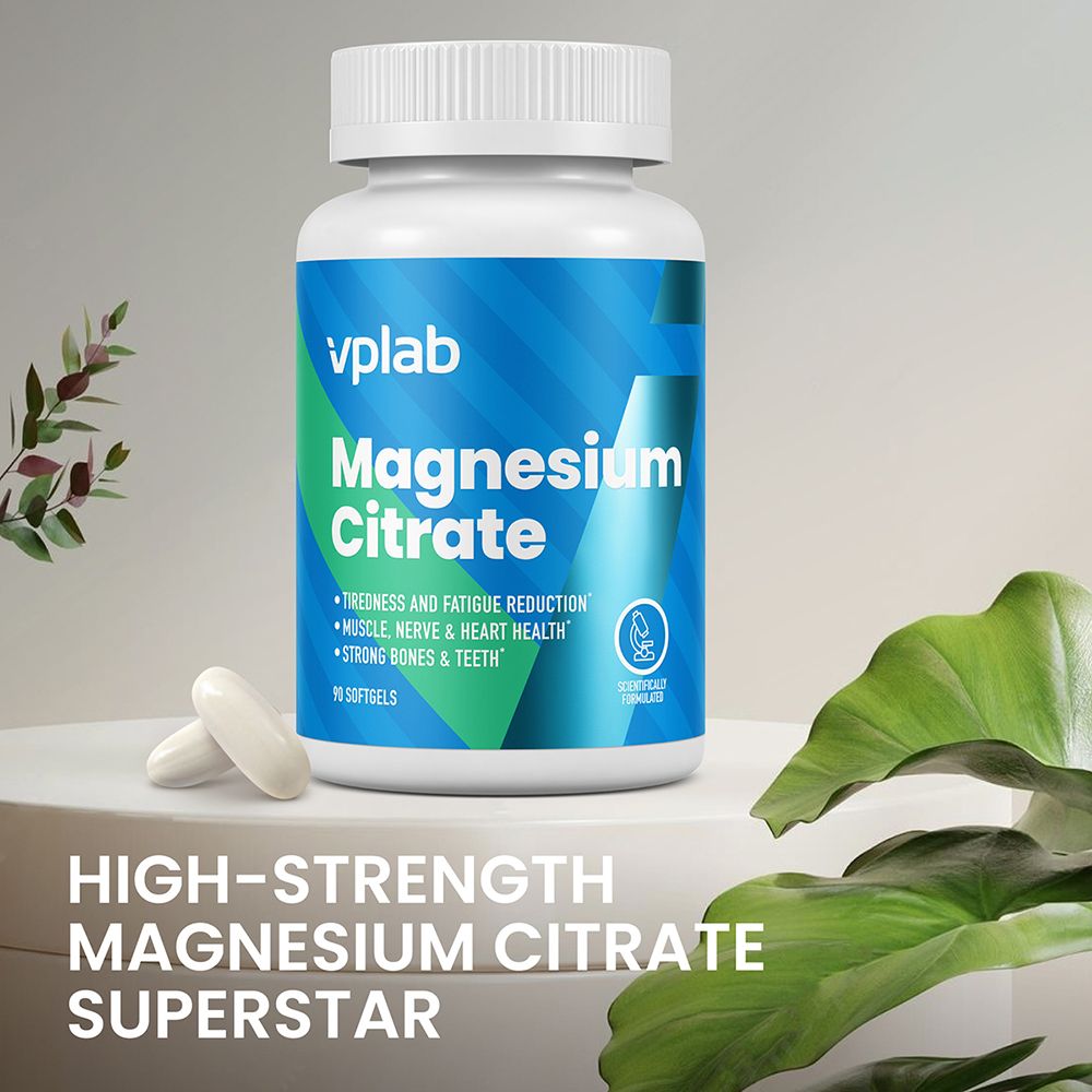 Flacone VPLAB Magnesium Citrate e due softgel su una superficie bianca. Testo: HIGH-STRENGTH MAGNESIUM CITRATE SUPERSTAR.