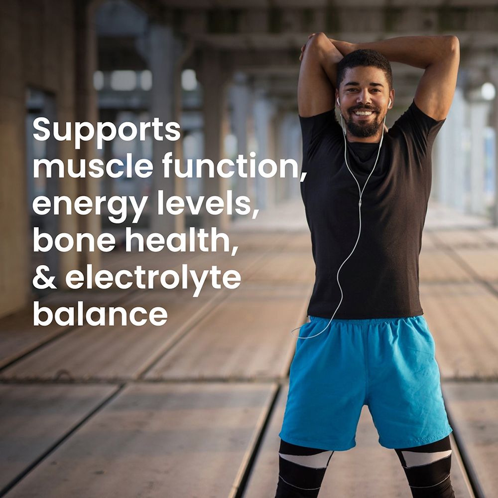Uomo all'aperto che si allunga. Testo: Supporta la funzione muscolare, i livelli di energia, la salute delle ossa e l'equilibrio elettrolitico.