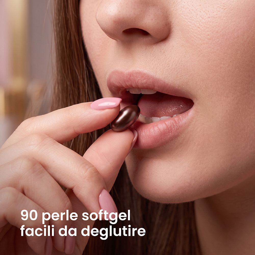 Primo piano di una donna che assume un softgel VPLAB Ultra Women's Hair, Skin & Nails. 90 softgel facili da deglutire.