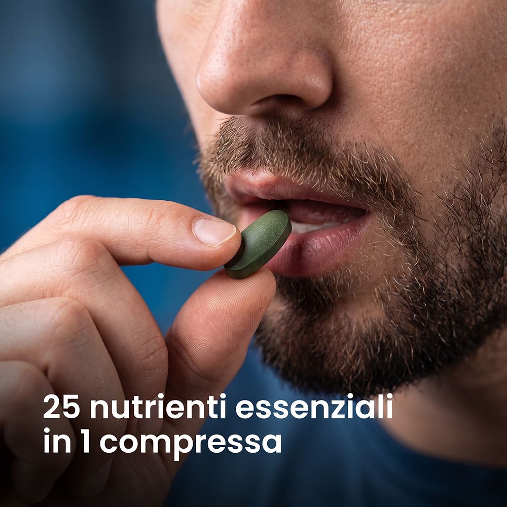 Compresse verde con 25 nutrienti essenziali, assunta da una persona.