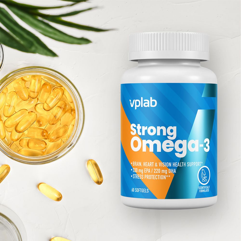 Flacone VPLAB Strong Omega-3 accanto a una ciotola di capsule di omega-3. Capsule gialle sparse. Su sfondo bianco.