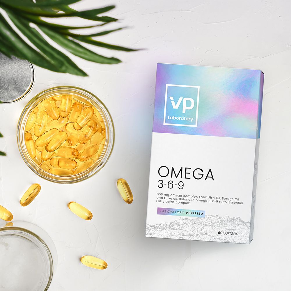 Confezione VP Laboratory Omega 3-6-9 accanto a un barattolo di softgels. Pianta verde sullo sfondo.