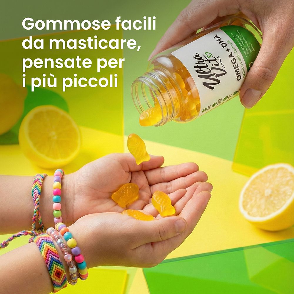 Flacone di caramelle gommose Omega-3 a forma di pesce versate in una mano. Fette di limone sullo sfondo.