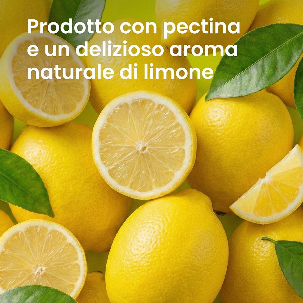 Limoni freschi e spicchi di limone, alcuni con foglie.