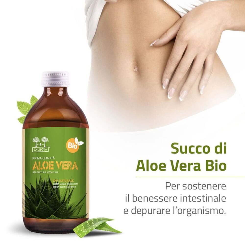 Flacone di Succo di Aloe Vera Bio accanto a foglie di aloe e parte dell'addome di una donna.