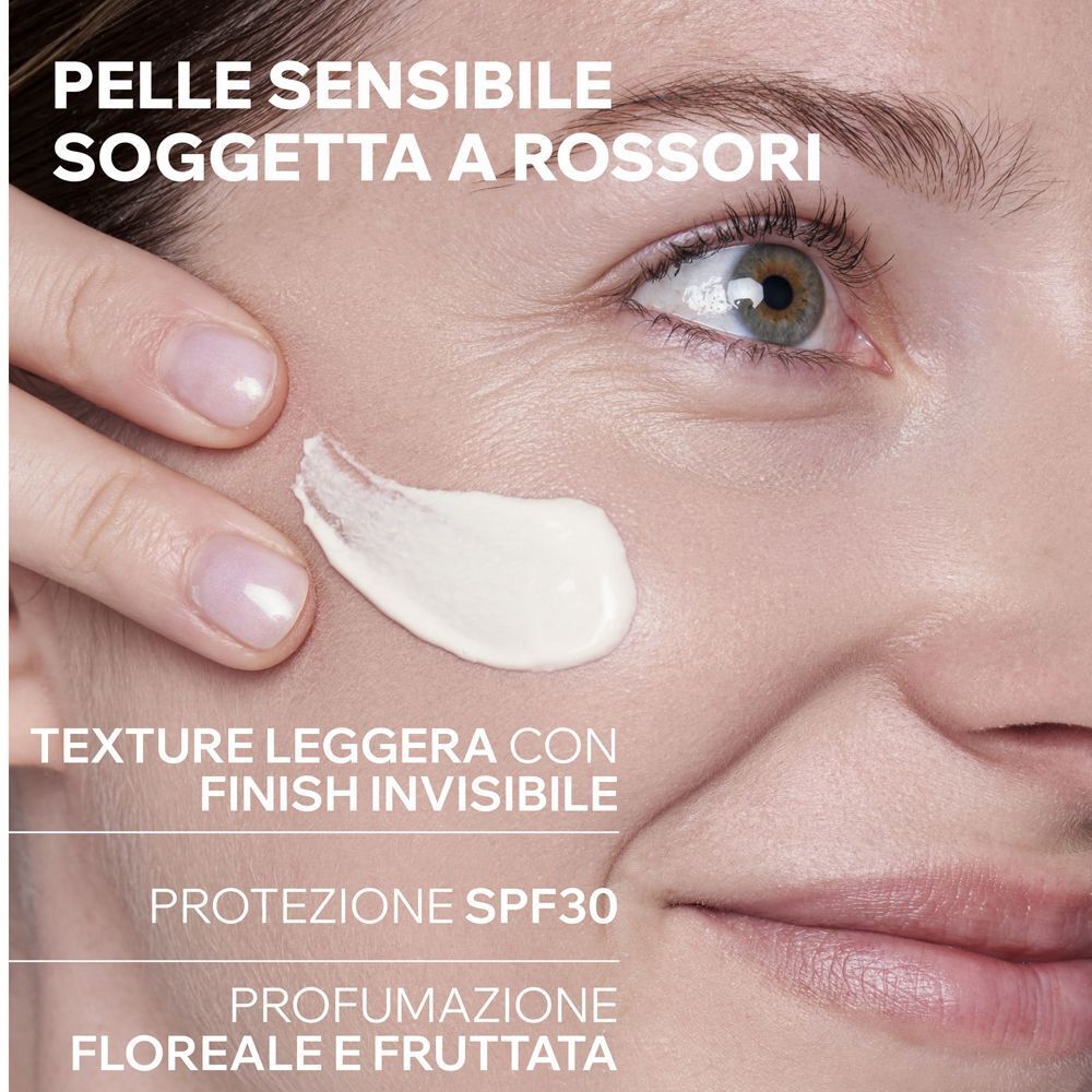 Primo piano di una persona con pelle sensibile soggetta a rossori che applica una crema leggera SPF 30.