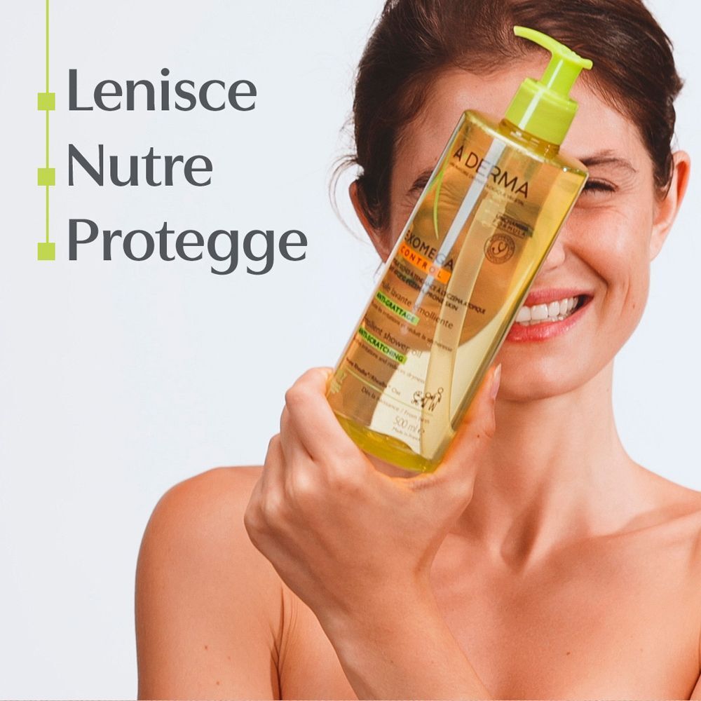 Donna che tiene in mano un flacone di olio lavante A-Derma Exomega Control.