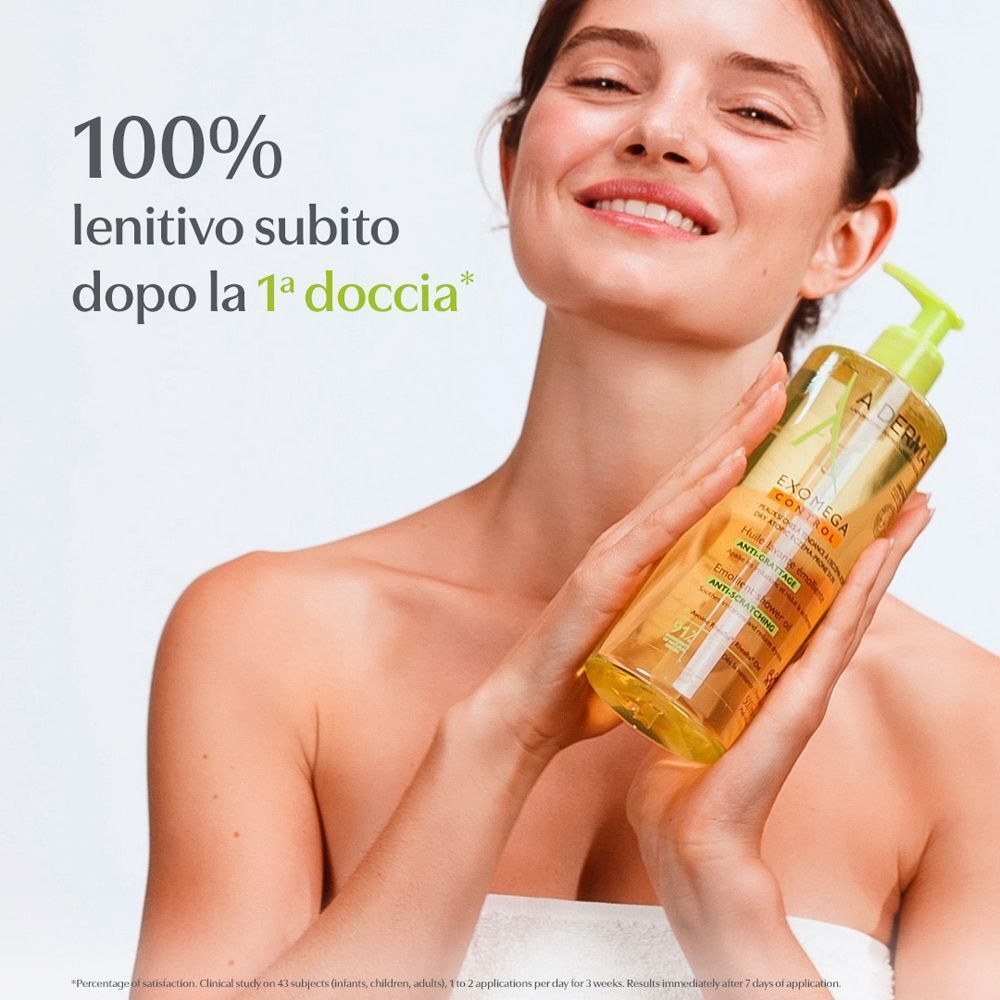 Donna che tiene in mano un flacone di olio lavante A-Derma Exomega Control.