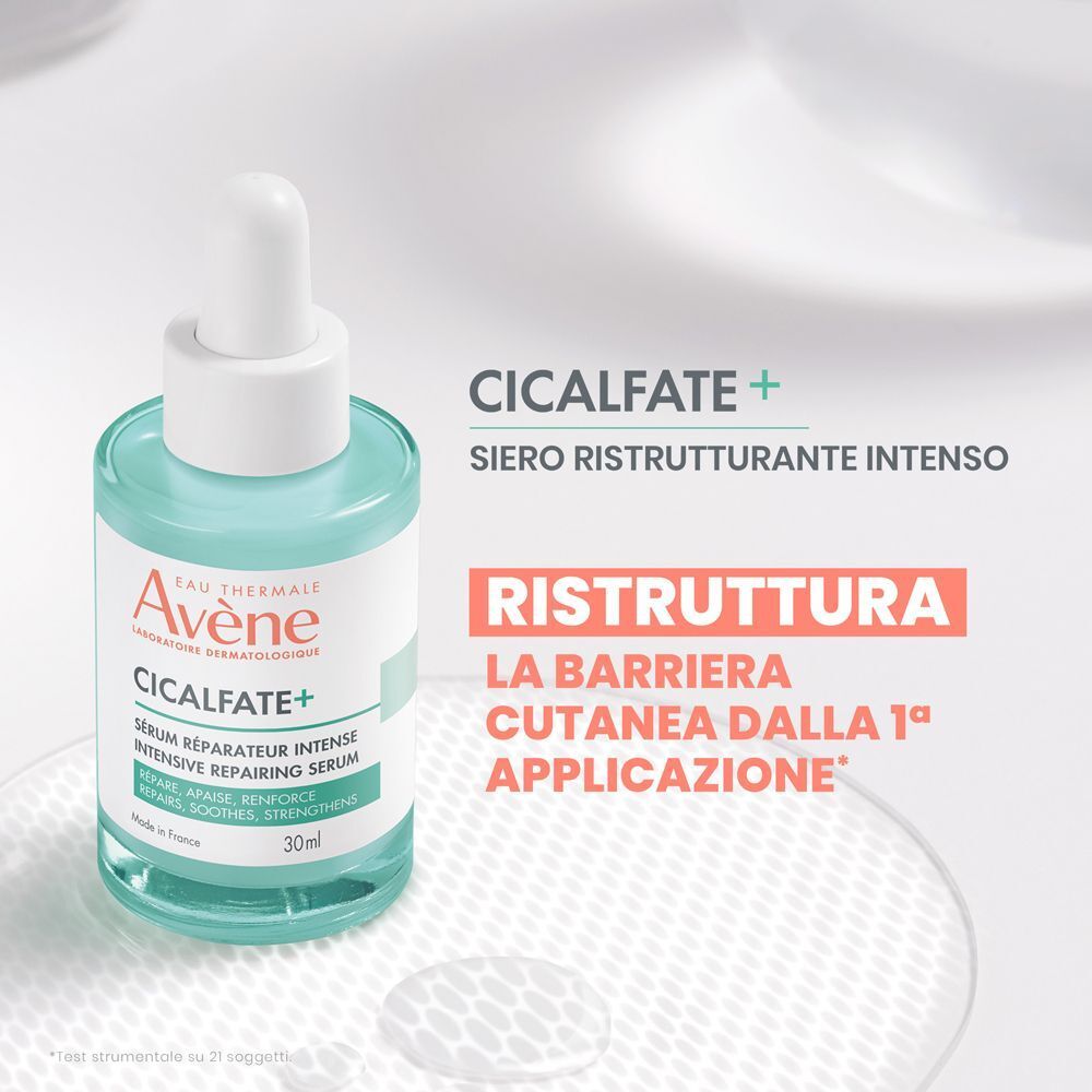 Siero Eau Thermale Avène Cicalfate+ in flacone di vetro con contagocce. Testo in italiano: 'Ristruttura la barriera cutanea dalla 1° applicazione'.