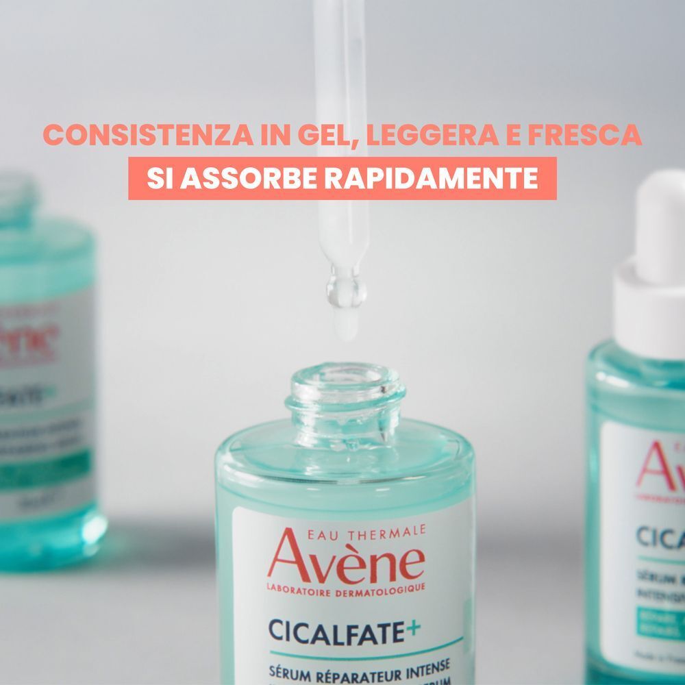 Pipetta gocciola siero in un flacone Eau Thermale Avène Cicalfate+. Consistenza in gel. Testo in italiano: 'Consistenza in gel, leggera e fresca. Si assorbe rapidamente'.