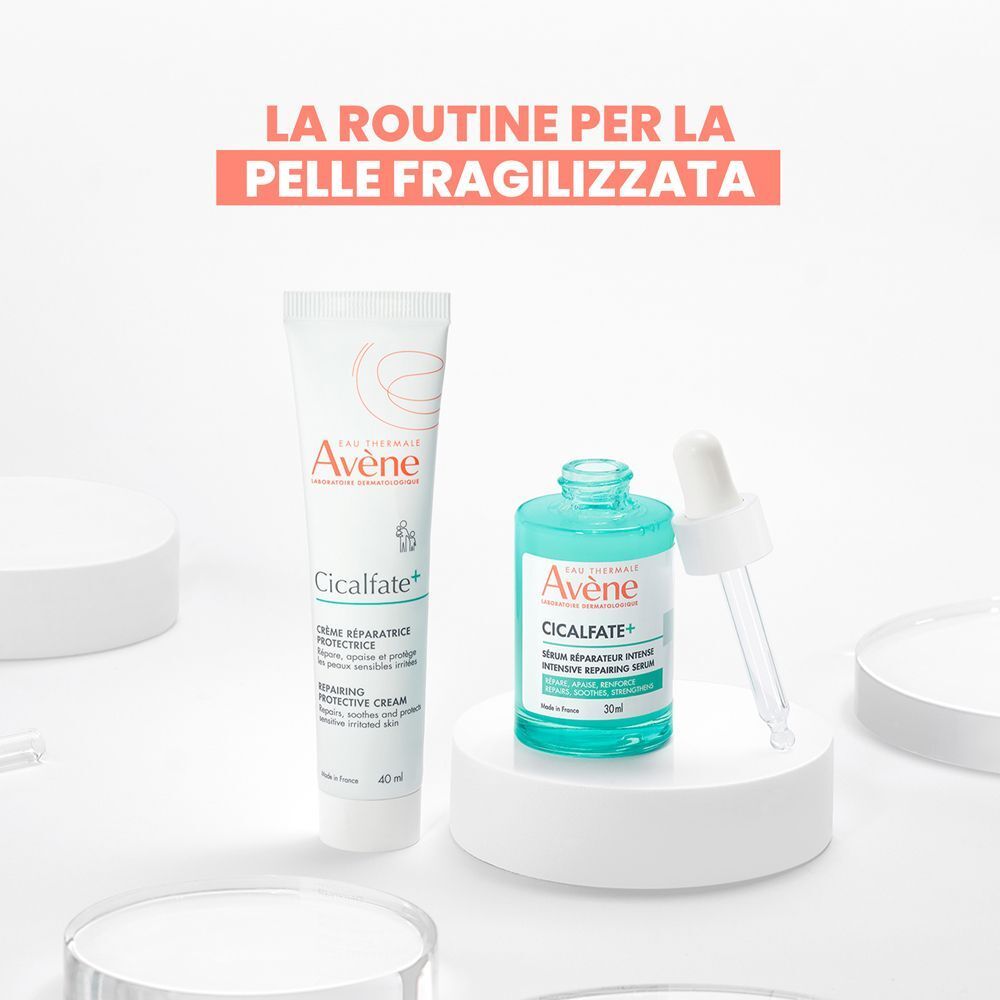 Flacone di siero Eau Thermale Avène Cicalfate+ e un tubetto di crema Cicalfate+. Testo in italiano: 'La routine per la pelle fragilizzata'.